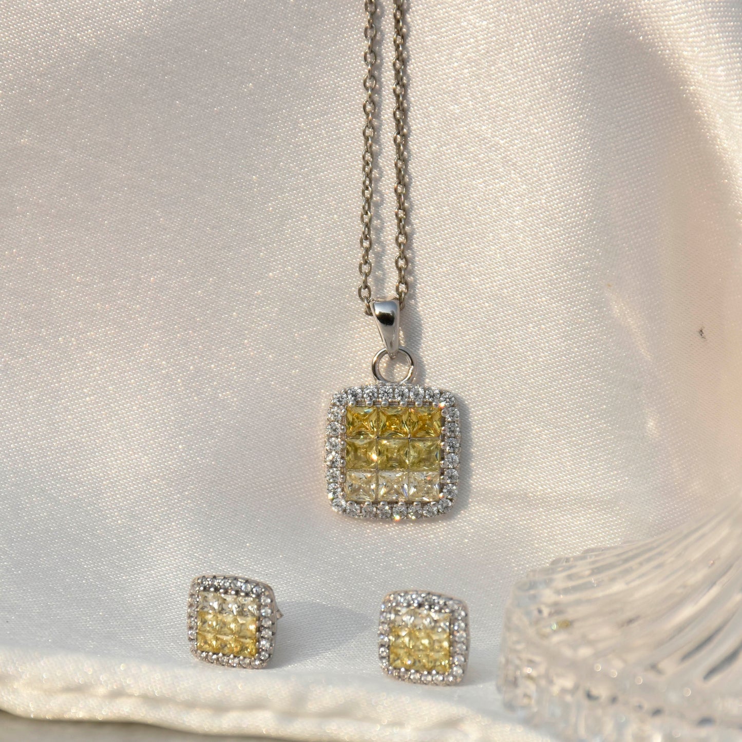 GOLDEN  GLOW PENDANT SET