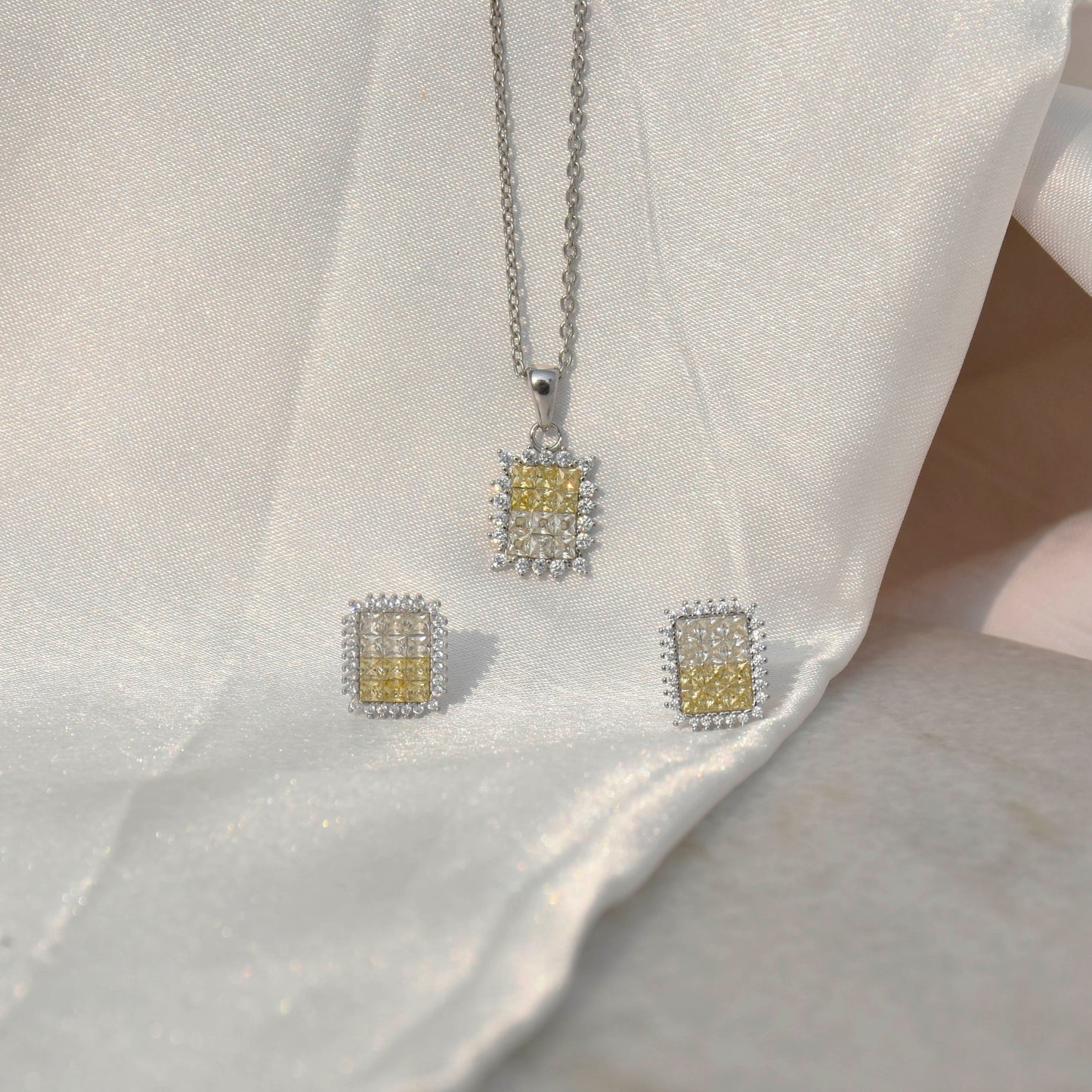 YELLOW CHIC PENDANT SET