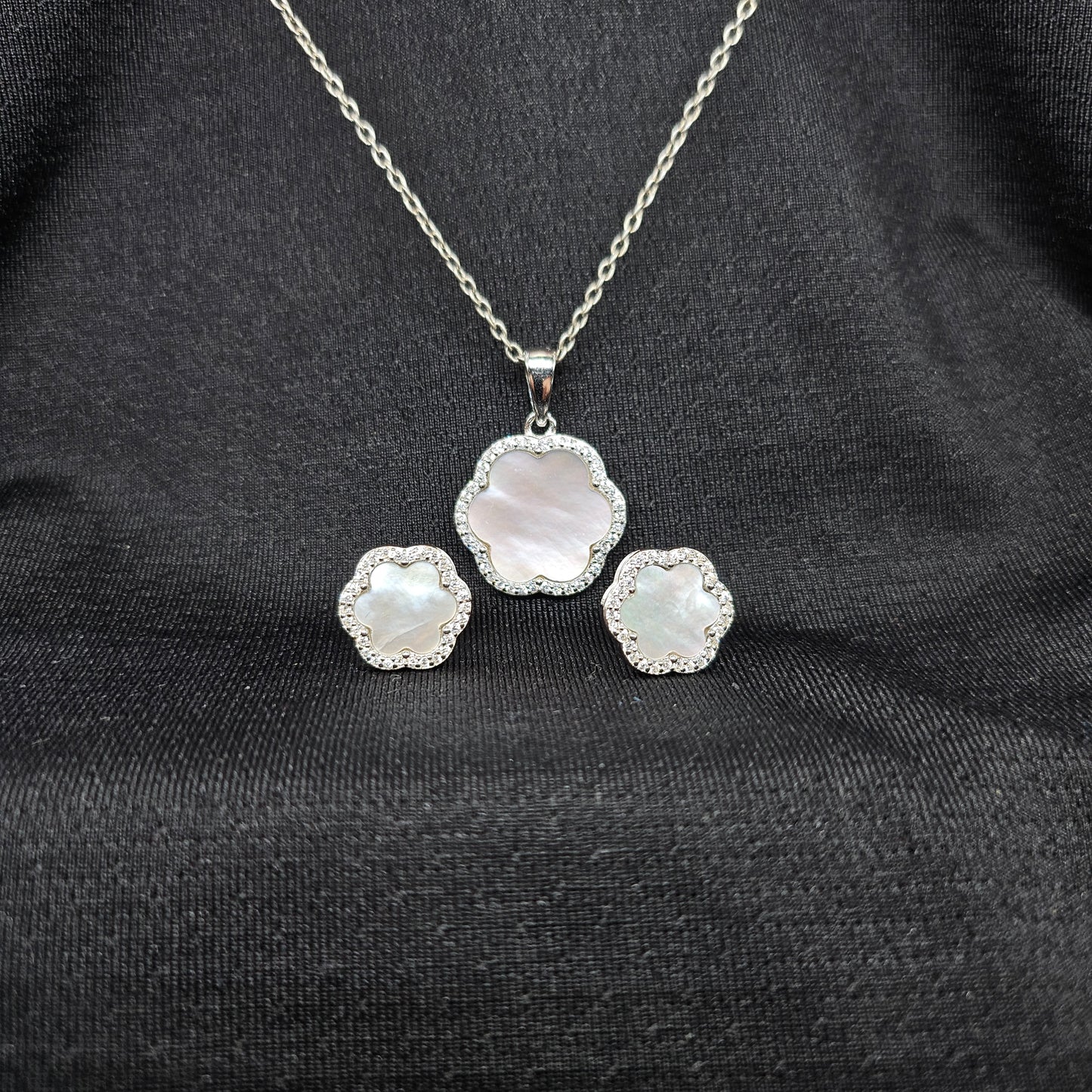 NOBLE GRACE PENDANT SET